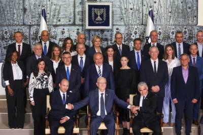 Биньямин Нетаниягу - Нафтали Беннет - Опрос: новое правительство пользуется поддержкой со стороны израильтян - cursorinfo.co.il