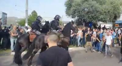 Противостояние в Иерусалиме: под градом камней конный полицейский упал с лошади - 9tv.co.il - Израиль - Иерусалим - Восточный Иерусалим