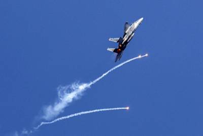 Израиль ответил атакой истребителей на запуск ХАМАС воздушных шаров с бомбами - lenta.ru - Израиль - Палестина