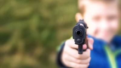 Хайфа: мальчик нашел пистолет, забытый охранником в школьном туалете - vesty.co.il - Израиль