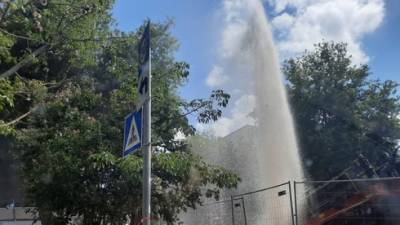 Видео: в Тель-Авиве забил фонтан из поврежденной строителями трубы - vesty.co.il - Израиль - Тель-Авив - Видео - Из