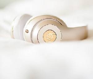 Почему вредно слушать музыку перед сном? - isra.com