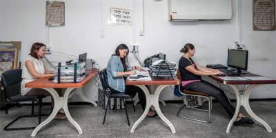 Половина работающих женщин в Израиле получает минимальную зарплату - detaly.co.il - Израиль