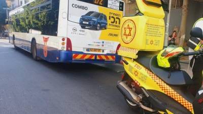 Тяжелая авария в Тель-Авиве: автобус сбил насмерть женщину - vesty.co.il - Израиль - Тель-Авив