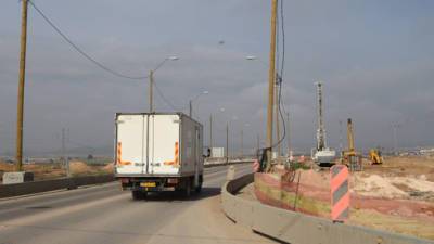 Водитель грузовика чинил машину, и его раздавило насмерть на юге Израиля - vesty.co.il - Израиль - Кусейф