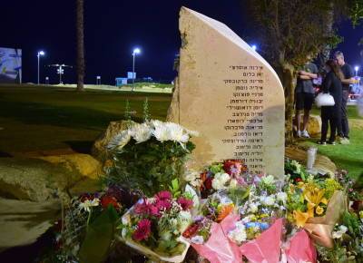 Мэрия Тель-Авива вернула венки к мемориалу “Дельфинариума” - detaly.co.il - Тель-Авив