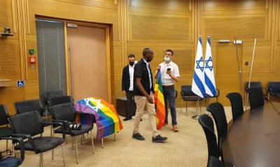 Ницана Горовица - Сподвижники Ницана Горовица вывесили ЛГБТ-флаги в зале Кнессета вопреки протоколу. Охранник приказал снять радужные флаги - 7kanal.co.il - Иерусалим