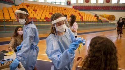 Нафталь Беннет - Израиль ускоряет вакцинацию подростков - ru.euronews.com - Израиль
