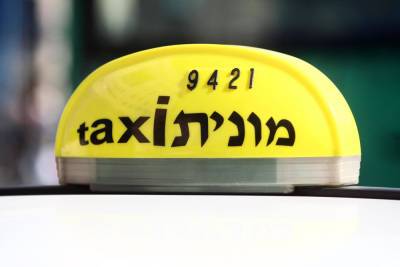 В Тель-Авиве такси протаранило дорожный столб, пассажир в тяжелом состоянии - news.israelinfo.co.il - Тель-Авив