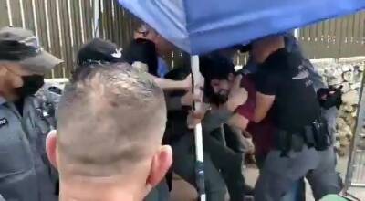 Он вам не Бибон: полиция жестко разогнала "антибеннетовских" демонстрантов в Раанане - 9tv.co.il