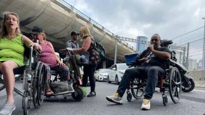 Эяль Коэн - Инвалиды парализуют Израиль: активисты на колясках закрыли выезд из Тель-Авива - vesty.co.il - Израиль - Тель-Авив - Из