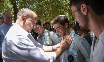 Нафтали Беннет - Нир Орбах - Премьер-министр приехал в летний лагерь движения «Бней-Акива» – и был тепло встречен молодыми израильтянами - 7kanal.co.il - Иерусалим