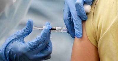 В Израиле пожилых людей начнут вакцинировать третьей дозой Pfizer - delo.ua - Израиль - Украина