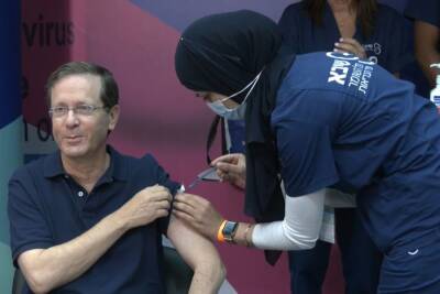 Нафтали Беннет - Ицхак Герцог - Михаль Герцог - Президент Израиля с супругой открыли кампанию вакцинации третьей прививкой - 9tv.co.il - Израиль - Президент