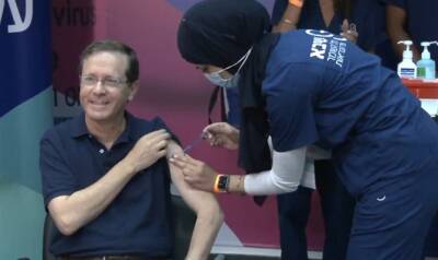 Нафтали Беннет - Премьер-министр сопроводил президента и его супругу на прививку третьей дозой вакцины: «Это – новая мицва» - 7kanal.co.il - Израиль