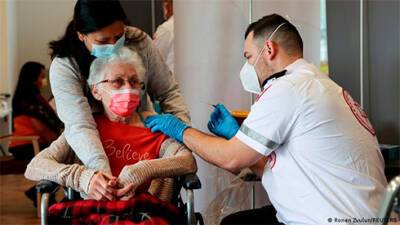 Нафтали Беннет - Ицхак Герцог - Израиль первым в мире начинает вакцинацию третьей дозой - bin.ua - Израиль - Украина - Президент
