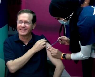 Нафтали Беннет - Ицхак Герцог - Президент Израиля одним из первых получил третью инъекцию вакцины Pfizer - unn.com.ua - Израиль - Тель-Авив - Сша - Украина - Jerusalem - Киев - Гана - Из