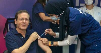 Нафтали Беннетт - Израиль начал вакцинировать третьей дозой людей старше 60 лет: первым стал президент - dsnews.ua - Израиль - Тель-Авив - Сша - Украина - Гана - Президент
