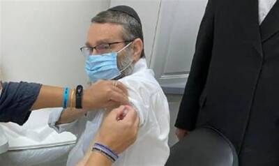 Моше Гафни - Мики Леви - Депутат Кнессета Моше Гафни, преодолевший 60-летний рубеж, посчитал нужным сделать третью прививку от коронавируса - 7kanal.co.il