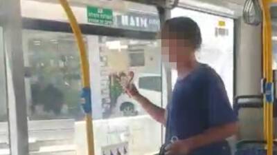 Видео: пассажир автобуса в Тель-Авиве разбил стекла молотком и угрожал водителю - vesty.co.il - Израиль - Тель-Авив - Видео
