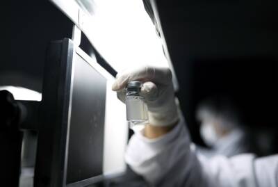 Нафтали Беннетт - В Израиле пожилым людям начали вводить третью дозу вакцины от коронавируса - kp.ua - Израиль - Сша - Украина - Евросоюз