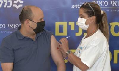 Нафтали Беннет - Премьер-министр посетил Медицинский центр «Меир», где прошел процедуру получения третьей дозы вакцины - 7kanal.co.il - Израиль