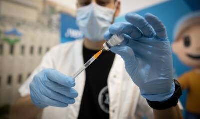 Министерство здравоохранения заявило, что к Рош ха-Шана все возрастные группы будут иметь право на получение третьей дозы вакцины - 7kanal.co.il - Израиль