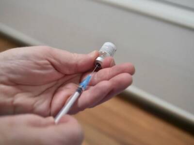 В Израиле началась бустерная вакцинация лиц старше 30 лет - unn.com.ua - Израиль - Украина - Киев