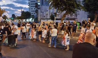Видео: около сотни израильтян выступили против намерения мэрии допустить детей нелегалов в местную школу - 7kanal.co.il - Тель-Авив - Видео