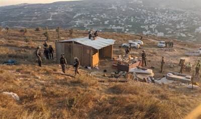 Полиция и гражданская администрация прибыли к холму у поселения Ицхар и стали равнять с землей появившиеся там постройки - 7kanal.co.il - Израиль - поселение Ицхар