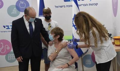 Нафтали Беннетт - Премьер-министр Израиля сопровождает свою мать на ее третью вакцинацию от коронавируса. «Я хочу быть на свадьбе моего внука в октябре», - говорит она - 7kanal.co.il - Израиль