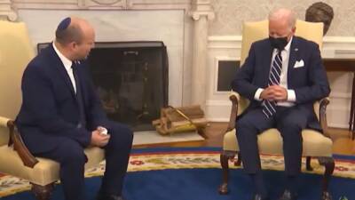 Джон Байден - Дональд Трамп - Нафтали Беннетый - Байден уснул на пресс-конференции с премьер-министром Израиля - pintnews.ru - Израиль - Сша - Президент