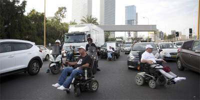 Гигантские пробки в Тель-Авиве: инвалиды перекрыли шоссе Аялон - detaly.co.il - Тель-Авив