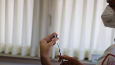 Нафтали Беннет - От санкций до подарков: как в Израиле убеждают сделать прививку, но убедить не могут - vesty.co.il - Израиль