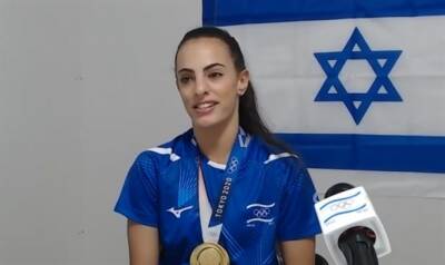 Лина Ашрам - Олимпийская чемпионка Токио-2020 израильская гимнастка Линой Ашрам отказалась комментировать нападки со стороны российской делегации - 7kanal.co.il - Израиль - Токио