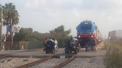 Инвалиды остановили движение поездов из Хайфы в Тель-Авив - vesty.co.il - Израиль - Тель-Авив - Из