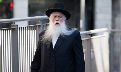 Кнессета Меир Поруш - Депутат Кнессета Меир Поруш, которому неизвестные попытались накануне отрезать бороду, сегодня вышел на улицу и отправился в синагогу - 7kanal.co.il - Иерусалим