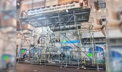 Построенная без разрешения на импровизированном 12-метровом помосте сукка была снесена по решению мэрии - 7kanal.co.il - Иерусалим - район Меа-Шеарий