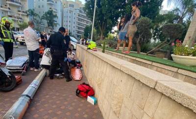 Неприятность в Холоне: на женщину упал фонарный столб - 9tv.co.il - Израиль