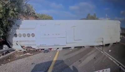 Десятки пострадавших в ДТП в Галилее: автобус опрокинулся после столкновения с автомашиной - 9tv.co.il - Хурфиш