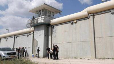 Как сбежали 6 террористов из самой охраняемой тюрьмы Израиля: видео - vesty.co.il - Израиль - Видео - Из