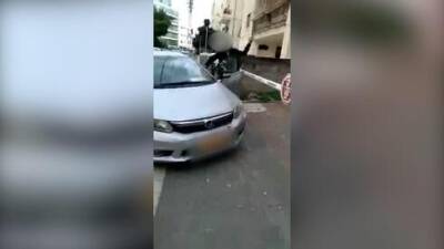 В ответ на замечание: мужчина бросил камень в пожилую женщину в Тель-Авиве - видео - vesty.co.il - Израиль - Тель-Авив