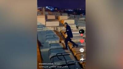 Видео: арабские подростки прыгают на еврейских могилах в в Иерусалиме - vesty.co.il - Израиль - Палестина - Иерусалим - Восточный Иерусалим
