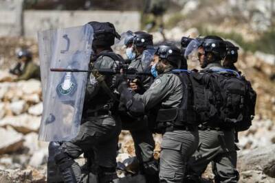 Солдат ЦАХАЛа забросали камнями в Хевроне - cursorinfo.co.il - Израиль