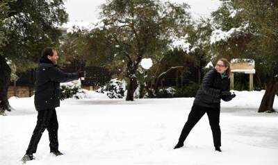 Израиль Ицхак - Президент Израиля Ицхак Герцог и члены его семьи не могут нарадоваться выпавшему снегу - 7kanal.co.il - Израиль - Иерусалим - Президент - Ицхак