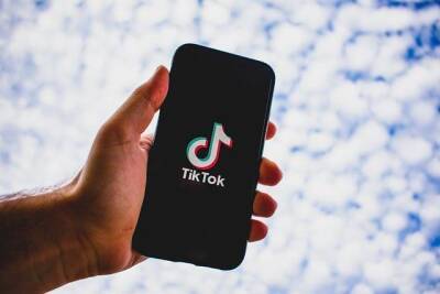 Представлена ​​новая функция TikTok для борьбы с дезинформацией о Холокосте и мира - cursorinfo.co.il - Израиль