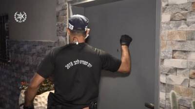 Грабители представились полицейскими и ограбили 76-летнего мужчину в Хайфе - vesty.co.il - Израиль