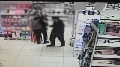 Видео: молодой человек без причины бил кулаком в лицо женщин и девочек в Тель-Авиве - vesty.co.il - Израиль - Тель-Авив - Видео