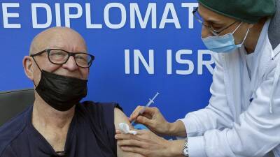 Четвертая доза против COVID-19: в Израиле началась кампания по повторной ревакцинации - ru.euronews.com - Израиль - Россия - Тель-Авив - Сша - Евросоюз - Китай - Италия - Франция