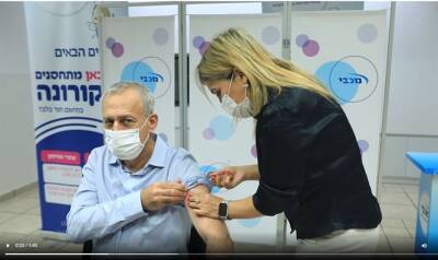 Нахман Эш - Эш Нахман - Глава минздрава Нахман Эш в четвертый раз привился от COVID-19 и «уверен», что эта доза «поможет Израилю справиться с пандемией» - 7kanal.co.il - Израиль